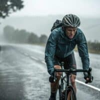 Cómo se equipa un ciclista para un día de lluvia en el Tour de Francia