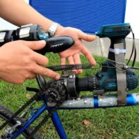 Este chico convierte su bicicleta en una bicicleta eléctrica
