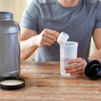 Recupera tus músculos como ciclista con un batido de proteínas por la noche