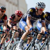 ¿Por qué las bicis de los ciclistas profesionales parecen demasiado pequeñas respecto a la de los cicloturistas?