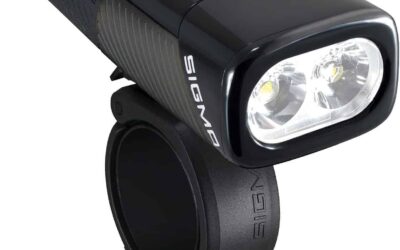 El Sigma Buster 1100 es un faro delantero para bicicleta de alta potencia que ofrece una salida de luz máxima de 1100 lúmenes