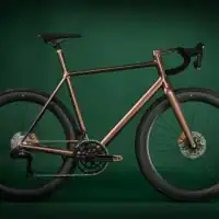 Descubre la bicicleta de carretera Priceless Ti & Carbon Aston Martin .1R de J.Laverack