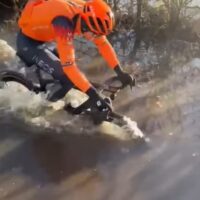 Así atraviesa un río a puro golpe de pedal: el sorprendente entrenamiento invernal de un ciclista de Ineos