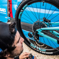 Soluciones efectivas: Cómo actuar cuando la rueda de tu bicicleta pierde aire por las cabecillas