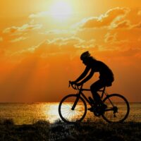 Moreno ciclista protege y cuida tu piel