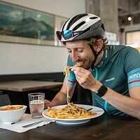 ¿Solo de pasta vive y come el ciclista? Otros carbohidratos imprescindibles