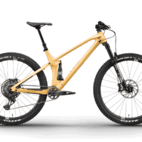 Análisis Detallado de la MTB YT IZZO Core: La Evolución de la Bicicleta de Trail Polivalente