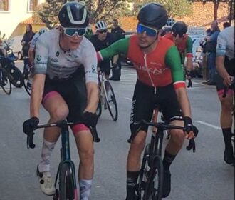 El Empujón Grabado De Un Ciclista A Otro