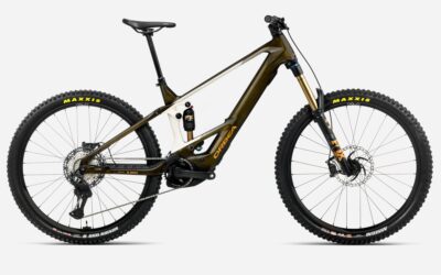 # Revisión Orbea Wild 2026 La **Orbea Wild 2026** es, sin ninguna duda, una de las bicicletas eléctricas de montaña más esperadas del año, fruto de una evolución constante y de una clara apuesta de la marca vasca por el alto rendimiento, la tecnología de vanguardia y la personalización extrema. En esta *revisión Orbea Wild 2026* te traigo un análisis exhaustivo sobre sus novedades, geometría, motores, versiones, configuraciones y sensaciones en el trail, profundizando en lo que realmente importa a quien busca una e-enduro radical, pero versátil y lista para cualquier desafío. --- ## Introducción: El renacimiento de una leyenda eléctrica Hablar de la **Orbea Wild** es hablar de un mito en el universo e-MTB. Tras ganar los principales comparativos y premios internacionales durante los últimos años, la Wild necesitaba responder a la llegada de nuevos motores, rivales cada vez mejor armados y la mayor exigencia de los bikers de enduro eléctricos. Orbea no ha decepcionado: la nueva Wild 2026 no solo actualiza, sino que reinventa gran parte de su propuesta integrando lo mejor de Bosch, refinando detalles clave y abriendo el abanico de opciones de personalización a cotas extraordinarias [(ESMTB)](https://esmtb.com/la-orbea-wild-2026-se-actualiza-mas-potencia-y-mas-opciones/). --- ## Novedades clave de la Orbea Wild 2026 El salto respecto al modelo anterior va mucho más allá de un simple restyling. A continuación, desglosamos las innovaciones más resaltables: ### Motor Bosch Performance Line CX: Más potencia, modos avanzados y versión Race La gama Wild 2026 estrena compatibilidad con la última generación de motores **Bosch Performance Line CX**. Ahora, en sus versiones estándar puede alcanzar un par máximo de **100 Nm** y una potencia pico de **750 W**, todo configurable desde la aplicación Flow y ofreciendo niveles de asistencia de hasta el 400%. Para los más competitivos, llega el **Bosch Performance Line CX Race**, más ligero y pensado específicamente para el máximo rendimiento en enduro y E-EDR, montado de serie en las versiones tope de gama como la M-LTD y disponible como opción en otras. ### Nuevo display Bosch System Module Kiox 400C Las versiones **M10**, **M-Team** y **M-LTD** reciben el nuevo display Bosch Kiox 400C, integrado en el cuadro, mucho más informativo, intuitivo y personalizable. Visualiza datos en tiempo real con mayor claridad y puede instalarse en modelos anteriores con sistema Bosch [(ESMTB)](https://esmtb.com/la-orbea-wild-2026-se-actualiza-mas-potencia-y-mas-opciones/). ### Cambios de marcha Free Shift: tecnología Shimano XTR y XT Estreno de la función **Free Shift** en los montajes con Shimano XTR y XT, que permite cambiar de marcha sin pedalear. Ideal para anticipar desarrollos en pleno descenso o para resolver pasos técnicos donde no se puede aplicar potencia al pedal. ### Versiones en carbono y aluminio, y opción "mullet" El catálogo Wild 2026 arranca en las exclusivas versiones OMR Carbono (M-LTD, M-Team) con ruedas de 29", y expande las opciones con **versiones mullet** (29" delante, 27,5" detrás) configurables en todos los montajes. Las nuevas **Wild Hydro** de aluminio democratizan la Wild e-MTB desde 5.299€, y mantienen la radicalidad en geometría y motores sin sacrificar calidad ni tecnología. ### Geometría progresiva y más personalización MyO La Wild sigue apostando por una geometría agresiva, pero equilibrada: dirección a **63,5º**, tubo de sillín de **77,5º**, y longitudes de tubo corto para permitir el uso de dropper posts extralargos (hasta 240 mm). Todo ello sumado al potente configurador **MyO** de Orbea, que permite personalizar colores, suspensiones, ruedas, grupo, tijas, cubiertas e infinidad de componentes. --- ## Análisis de la gama: M-LTD, M-Team y Wild Hydro ### Wild M-LTD (carbono OMR, CX Race, 29" o mullet) - Motor: Bosch CX Race 100 Nm/750W, serie - Batería: Bosch 750 Wh o 600 Wh + extender - Display: Kiox 400C - Ruedas: OQUO Carbono - Suspensión: FOX 38 Factory 170 mm, Float X2 Factory - Transmisión: Shimano XTR/XX Eagle AXS - Tija telescópica hasta 240 mm - Precio: **12.499 €** - Peso: desde **22,5 kg** (L) ### Wild M-Team y M10 (carbono OMR, CX o CX Race, 29" o mullet) - Motor: Bosch CX Gen 5, opción CX Race - Batería: 625/750 Wh - Display: Kiox 400C u opciones - Suspensión: FOX 38 Factory/Performance - Transmisión: Shimano XT o superiores - Precio: desde **9.999 €/7.999 €** ### Wild Hydro H10, H30 (aluminio, CX o CX Race, 29" o mullet) - Motor: Bosch CX Gen 5 o CX Race opcional - Ruedas: 29” o mullet (todas las versiones) - Suspensión: 170 mm - Tija de hasta 200 mm - Precio: H10 desde **6.999 €**, H30 desde **5.299 €** #### Todas las versiones pueden personalizarse con el configurador MyO respetando precio y montaje base. --- ## Geometría de la Orbea Wild 2026 Una de las señas de identidad de la Wild es su geometría, tan progresiva como apta para todos los públicos del e-enduro: | Talla | Reach | Stack | Chainstay | Tubo sillín | Dirección | Sillín | Wheelbase | |-------|-------|-------|-----------|-------------|-----------|--------|-----------| | S | 435 | 625 | 448 | 415 | 63,5º | 77,5º | 1228 | | M | 455 | 634 | 448 | 415 | 63,5º | 77,5º | 1252 | | L | 480 | 643 | 448 | 435 | 63,5º | 77,5º | 1282 | | XL | 505 | 652 | 448 | 450 | 63,5º | 77,5º | 1311 | Cabe destacar el dropper que desaparece totalmente incluso en talla pequeña, la opción de mullet sin alterar geometría, y la posibilidad de ajuste personalizado en MyO. --- ## Comportamiento en el sendero: respuesta y sensaciones reales La **revisión Orbea Wild 2026** no estaría completa sin hablar de las sensaciones reales sobre el terreno, y aquí la Wild se luce en varios apartados clave: ### Subidas técnicas: Motor Bosch y tracción total El nuevo **Bosch Performance Line CX** (y más aún la versión Race) marca un antes y un después: no solo por su fuerza brutal al arrancar sino por su control de la entrega (gracias a sensores mejorados) y la asistencia dinámica configurable por app. En subidas imposibles, las ruedas 29” y la posición centrada logran un grip espectacular, asistido por el excelente reparto de peso y el anti-squat afinado de la suspensión. ### Bajadas: estabilidad radical, feeling de enduro puro Con 170 mm de recorrido, dirección slack y un chasis rígido pero bien amortiguado, la Wild permite atacar cortados, raíces y rocas a la velocidad que te atrevas. El nuevo setting de FOX, especialmente con la X2, da margen a setup personalizado según peso y uso. La absorción es de primer nivel, y el control aún mayor en las versiones con cubiertas Maxxis DH Casing MaxxGrip. El bajo centro de gravedad, el peso contenido para tener batería de gran tamaño y motor potente (en torno a 22-23 kg M-LTD), hacen que la Wild se sienta viva bajando, sin perder soltura respecto a e-bikes más ligeras, aunque quizás no alcance la agilidad de una trail específica o de su hermana Rise. ### Terrenos mixtos y largos recorridos La opción de range extender y el buen soporte en modos Eco, Tour+ o EMTB+ permiten rutas muy largas para el segmento, logrando autonomías de hasta 80 km y +2200 m con el combo 600 + 250 Wh. El nuevo display y la conexión con Strava, Komoot, etc., aportan información útil y clara sobre estado del motor, modos y autonomía restante. --- ## Equipamiento y detalles diferenciales - **Display Kiox 400C**: personalizable, color, legible al sol, admite actualizaciones por app y conexión a sensores externos. - **Tija telescópica 240 mm**: en carbono M-LTD, se esconde completamente incluso en tallas medianas, máxima libertad. - **Ruedas OQUO carbono**: ligeras, resistentes y montadas en fábrica sin sobrepeso. - **Transmisiones AXS y Shimano XTR con Free Shift**: cambios impecables incluso sin pedalear. - **Suspensiones FOX Factory Factory/X2 y GRIP X2**: configuración multiregulación top. - **Sellado de cableado SIC**: cables internos por la dirección, estéticamente limpio pero complicado para mecánica doméstica. - **Protecciones generosas (TPU en vaina y tubo diagonal)** y detalles pensados para ruta y competición. --- ## Peso, autonomía y comparativas ### Pesos reales (según montaje y talla) - M-LTD (carbono, CX Race, 600Wh): **22,3-22,5 kg** - M-Team/M10 (carbono/aluminio, CX, 750Wh): **23,5-24 kg** - Wild Hydro H10 (aluminio, CX): **24-25,2 kg** El peso es notablemente bajo teniendo en cuenta la batería interna y las ruedas DH; además, la diferencia entre 600 Wh y 750 Wh es de casi 1,5 kg. ### Autonomía - 600 Wh + Range extender 250 Wh: hasta **90 km** y 2700 m+, según terreno y modo usado - 750 Wh sola: hasta **110 km** en modos Eco/Tour ### Comparativas y premios La Orbea Wild ha ganado los comparativos de **e-MTB 2023-2025** en medios como E-Mountainbike Magazine, The Loam Wolf y Enduro MTB. En 2026 se espera que repita liderazgo gracias a las mejoras tecnológicas y la llegada del CX Race 100 Nm [(Enduro MTB)](https://enduro-mtb.com/en/best-enduro-bike-orbea-wild-m-ltd/) [(The Loam Wolf)](https://theloamwolf.com/emtb/orbea-wild-m-team-review-2025-emtb-shootout/). --- ## Valoración y opiniones: Pros y contras ### Puntos fuertes - Motor Bosch CX Race y 100 Nm: potencia líder y fiabilidad total. - Geometría y suspensión de enduro pura (170 mm): absorción, confianza y segurida. - Customización real: colores, montaje, transmisiones, tija, ruedas, cubiertas (MyO a coste 0/ajustado). - Peso muy bajo para la categoría (~22 kg competitivo con eMTB ligeras). - Electrónica de última generación (Kiox 400C, Free Shift, app Flow). - Integración, estética y ausencia de ruidos. - Estructura del cuadro: sellado, soporte y protección. - Dropper posts ultralargos totalmente rentables para todas las tallas. ### Puntos a mejorar - Extracción de batería interna complicada (hay que desmontar motor, opción solo útil para mantenimientos). - Cableado por dirección: muy bonito, poco amigable para mecánica casera. - Precio elevado en versiones M-LTD: desde 12.499 €, aunque justificado por componentes y personalización. - Algunos usuarios pueden echar de menos la agilidad de e-bikes más ligeras; no es la más juguetona del segmento. - Las cubiertas de compuesto blando MaxxGrip dan mucho grip pero se desgastan rápido con uso intensivo. --- ## ¿Para quién es la Orbea Wild 2026? La **Orbea Wild 2026** es la elección indiscutible si buscas: - Máximo rendimiento eléctrico en enduro, con potencia/configuración de carreras. - Bicicleta robusta y estable en bajadas extremas pero todavía eficaz en rutas largas/mixtas. - Capacidad de personalizar la bici al milímetro, tanto en colores como en componentes. - Un motor potente, actualizable y conectado. - Chasis rígido, moderno y fiable para uso intensivo, maratón enduro o incluso bikepark. No es la opción ideal si priorizas manejo ultraágil o la ligereza extrema por encima del rendimiento full-power, en cuyo caso una Orbea Rise o una e-MTB trail ligera puede ajustarse mejor. --- ## Preguntas frecuentes sobre la Orbea Wild 2026 ### ¿Qué diferencia hay entre el motor Bosch CX y el CX Race? El Bosch CX Race ofrece el mismo par máximo (100 Nm) que el actualizado CX Gen 5, pero es más ligero, tiene una entrega más agresiva y modos adicionales pensados para competición y sprint en tramos técnicos. Ideal si buscas máximo rendimiento en carreras de enduro o E-EDR. El CX estándar es más equilibrado para uso mixto ocio/competición.[(ESMTB)](https://esmtb.com/la-orbea-wild-2026-se-actualiza-mas-potencia-y-mas-opciones/) ### ¿Se puede elegir la configuración mullet en fábrica? Sí. Tanto la gama en carbono como la de aluminio pueden configurarse como **mullet** (29" delante, 27,5" detrás) desde el pedido. Es posible elegir/ajustar montajes y geometría específica sin coste añadido. ### ¿La batería se puede cambiar fácilmente? No. La batería está muy integrada para dar rigidez al cuadro; solo mecánicos experimentados (o servicios técnicos) pueden extraerla, ya que requiere desmontaje parcial del motor. En uso real, el cambio de batería en ruta no es viable. ### ¿Existe app para configuración y actualizaciones? Sí. La **Bosch Flow app** permite actualizar firmware, personalizar modos de motor, visualizar parámetros y conectarse con otras apps como Strava o diagnosticar problemas eléctricos. ### ¿El display Kiox 400C es retrocompatible? Sí, se puede instalar en Orbea Wild anteriores equipadas con sistema Bosch Smart System (a partir de 2023). ### ¿Qué autonomía real ofrece la Wild 2026? Depende del peso, modo, batería y terreno, pero en términos medios: - 600 Wh: hasta 60-80 km uso real mixto - 750 Wh: hasta 90-110 km - 600+250 Wh extender: hasta 100km y >2200m+, ideal para rutas alpinas o maratones. ### ¿Cuál es la garantía del cuadro? **Garantía de por vida** para defectos de fabricación en cuadros Wild en todas las versiones, registrada en Orbea y acompañada del número de serie correspondiente. ### ¿Cuánto pesa la Wild 2026 realmente? Según versión y talla, alrededor de **22,3 kg en carbono M-LTD con batería 600 Wh**, y hasta 24-25 kg en versión hidroformada (aluminio) con baterías de gran capacidad y cubiertas DH. ### ¿Es recomendable para bikepark o solo para enduro natural? Totalmente compatible con uso de bikepark, gracias al recorrido, rigidez, ruedas reforzadas y suspensiones premium. Suffre menos en largas sesiones intensivas que e-bikes ligeras o rígidas. --- ## Conclusión de la revisión Orbea Wild 2026 La **revisión Orbea Wild 2026** confirma por qué esta e-MTB es referente global. Orbea ha logrado elevar su plataforma a un nivel casi obsesivo de detalle: motores a la última, geometría optimizada, componentes tope de gama y una personalización que la convierte en una herramienta única para cada rider. Si tu prioridad es el rendimiento absoluto en enduro eléctrico, con garantía de éxito y fiabilidad, la Wild 2026 debería estar en lo más alto de tu lista. Da igual si mides 1,60 o 1,95, si prefieres el peso pluma o no te importa cargar con ruedas DH para ir más rápido por los senderos más exigentes: la Orbea Wild te permite encontrar tu configuración perfecta. La innovación en integración (display, motores, Free Shift, cableado) y la posibilidad de ajustes de motor y componentes la sitúan a la cabeza en rendimiento y experiencia de usuario. Orbea no solo reafirma su dominio en el segmento; establece el estándar para las e-MTB de enduro de nueva generación. --- **Fuentes/Citas:** - Análisis y datos técnicos, geometría, motores y componentes: ESMTB [(ESMTB)](https://esmtb.com/la-orbea-wild-2026-se-actualiza-mas-potencia-y-mas-opciones/) - Tests de comportamiento y sensaciones: Enduro MTB Magazine [(Enduro MTB)](https://enduro-mtb.com/en/best-enduro-bike-orbea-wild-m-ltd/), The Loam Wolf [(The Loam Wolf)](https://theloamwolf.com/emtb/orbea-wild-m-team-review-2025-emtb-shootout/) - Especificaciones, autonomía real, precios y opciones: Pinkbike, ebike-mtb.com, Orbea oficial --- Para más dudas o comparativas, deja tu comentario y comparte tu experiencia con la nueva **Orbea Wild 2026**. ¿Listo para electrificar tus trails?